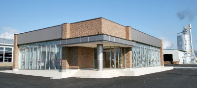 本社の外観写真